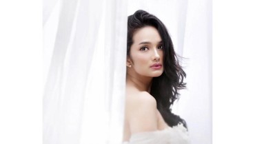 img-title Pakai Gaun Putih, Faby Marcelia Dikira Mau Prewed
