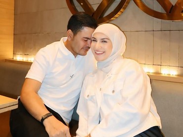 img-title Sepulang Haji, Irish Bella dan Suami Tajir Siap Bangun Rumah Impian
