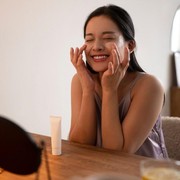 3 Hal Keliru dalam Rutinitas Skincare Kamu, Jangan Diulang di 2025!