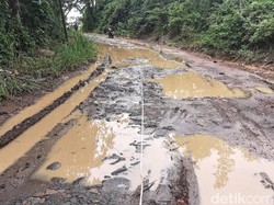 Penampakan Jalan Rusak yang Paksa Yosi Melahirkan di Ambulans