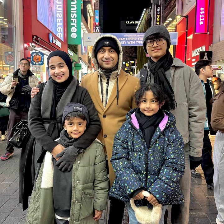 <p>Namun, netizen salah fokus dengan postur tubuh sang putra yang terlihat lebih tinggi dari ayahnya. "Bintang tinggi banget pak," tulis akun <em>@_.ra****.</em> "Pak hengky aja uda tinggi, aa cikal lebih tinggi," tulis akun <em>@maya.yuh****.</em> (Foto: Instagram@hengkykurniawan)</p>