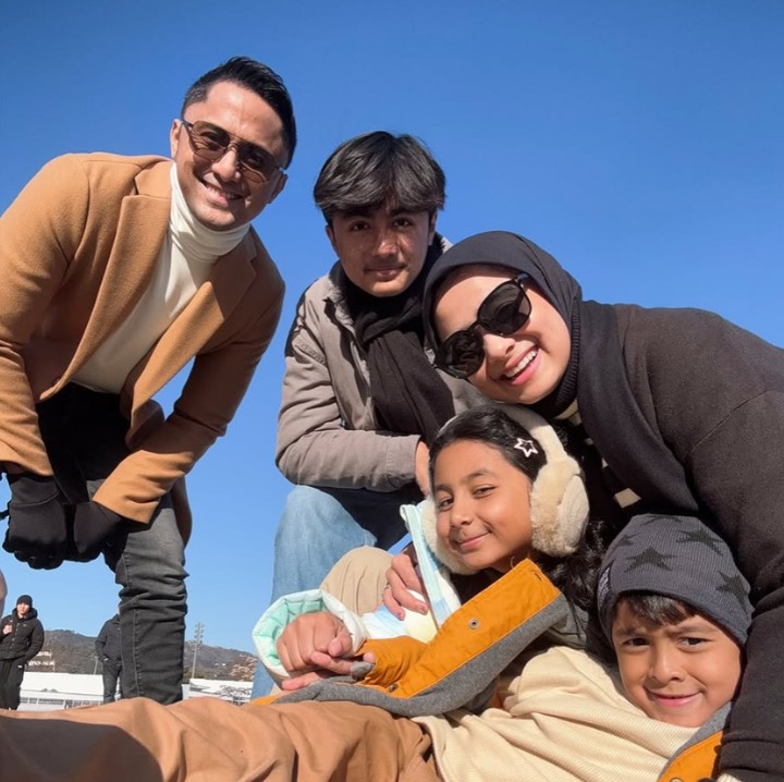 <p>Momen liburan keluarga itu diketahui langsung melalui beberapa potret yang diunggah di media sosial. "Keluarga di atas segalanya," tulis Sonya, dikutip dari laman <em>Instagram@sonyafatmala,</em> Senin (6/1/2025). (Foto: Instagram@sonyafatmala)</p>