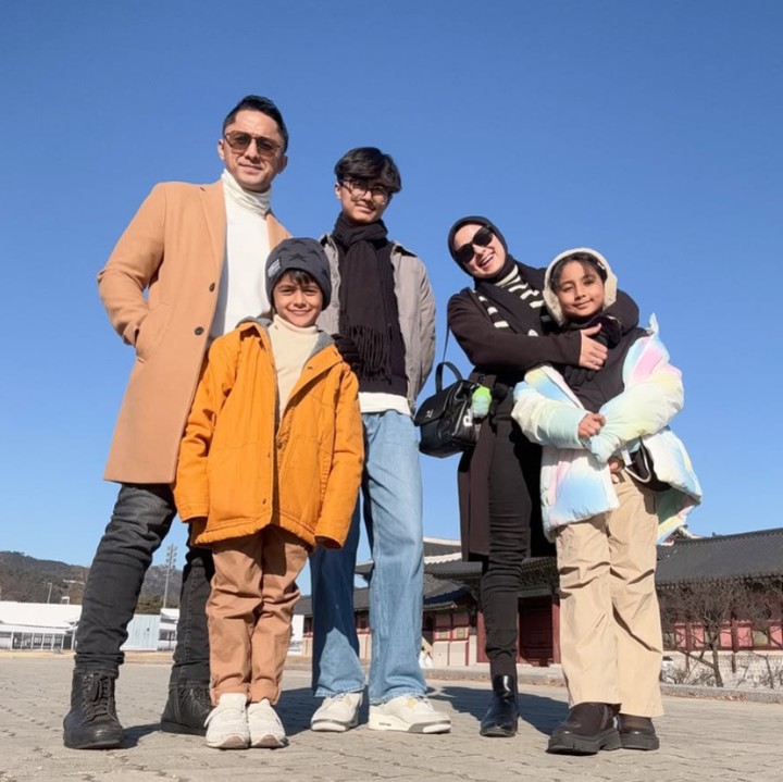 <p>Beberapa figur publik menghabiskan waktu di awal tahun baru dengan liburan bersama keluarga ke luar negeri. Salah satunya adalah Sonya Fatmala dan Hengky Kurniawan yang memilih Korea Selatan sebagai destinasi liburan mereka. (Foto: Instagram@sonyafatmala)</p>