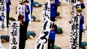 FOTO: 'Kakizome', Asa Warga Jepang di Kontes Kaligrafi Awal Tahun