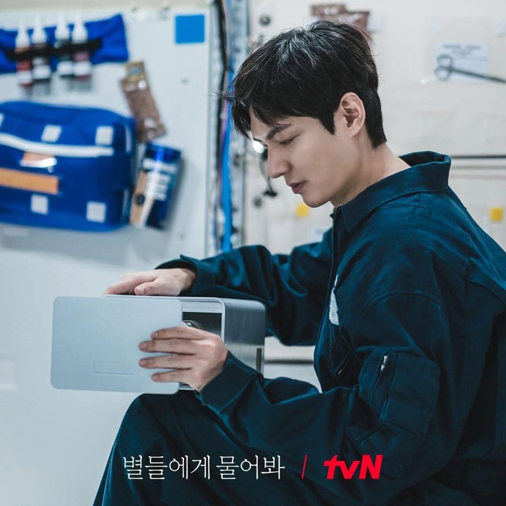 <p>Lee Min Ho berperan sebagai Gong Ryong, dokter kandungan yang ditugaskan di stasiun luar angkasa dengan misi rahasia. Di drama ini, Gong Ryong digambarkan sebagai calon menantu dari konglomerat terkaya di Korea. (Foto: Instagram @tvn_drama)</p>