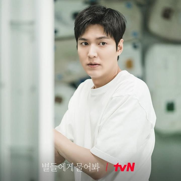<p>Drama <em>When The Stars Gossip</em> tayang pada 4 Januari 2025. Drama ini menjadi <em>comeback</em> Lee Min Ho setelah empat bulan membintangi drama <em>Pachinko season 2</em>. Di Korea Selatan, Lee Min Ho masuk jajaran aktor ternama yang kerap membintangi drama populer sebagai pemeran utama. Tak heran bila drama terbarunya ini banyak dinantikan oleh penggemar. (Foto: Instagram @tvn_drama)</p>