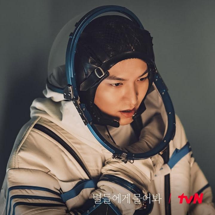 <p>Di potret lainnya, Lee Min Ho tampak mengenakan pakaian luar angkasa. Paras tampan pria kelahiran 22 Juni 1987 ini mencuri perhatian. Perlu diketahui, ini menjadi kali pertama Lee Min Ho memerankan seorang dokter dan memainkan drama dengan <em>setting</em> di luar angkasa. (Foto: Instagram @tvn_drama)</p>