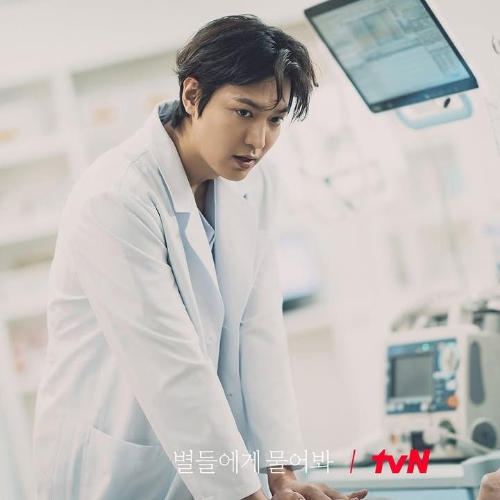 <p>Beberapa potret karakter Gong Ryong yang dimainkan Lee Min Ho turut dibagikan ke publik. Dalam satu foto, Lee Min Ho terlihat mengenakan sedang menolong pasien dengan mengenakan seragam dokter. (Foto: Instagram @tvn_drama)</p>