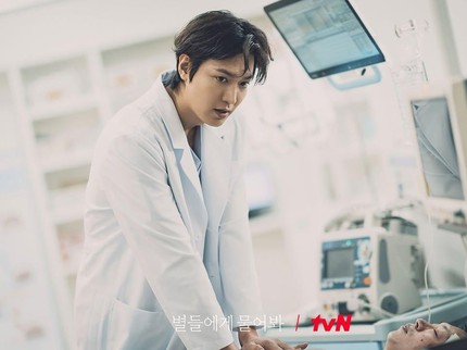 5 Potret Lee Min Ho Jadi Dokter Kandungan yang Dikirim ke Luar Angkasa dalam Drakor When The Stars Gossip
