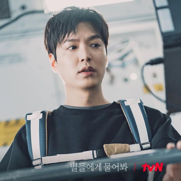 <p>Aktor Lee Min Ho tengah menjadi sorotan lantaran perannya di drama Korea <em>When The Stars Gossip</em>. Aktor 37 tahun ini memerankan karakter dokter kandungan di drama terbarunya ini, Bunda. (Foto: Instagram @tvn_drama)</p>