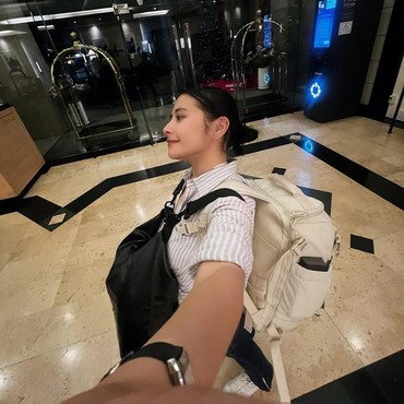 7 Potret Liburan Prilly Latuconsina Backpacking 10 Hari Bareng Omara Esteghlal