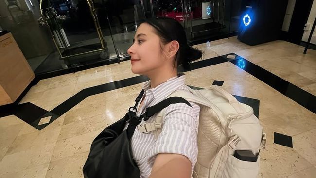 7 Potret Liburan Prilly Latuconsina Backpacking 10 Hari Bareng Omara Esteghlal