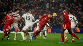 Van Dijk Ngamuk ke Alexander-Arnold saat Liverpool Diimbangi MU