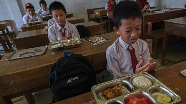 Kepala BGN Dadan Hindayana buka suara soal insiden keracunan makanan hingga mual-mual puluhan siswa SDN 3 Sukoharjo, Jateng usai menyantap makan bergizi gratis.