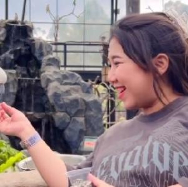 <p>Mantan guru honorer ini begitu antusias saat memberi makan langsung burung Cacatua alba atau Kakaktua putih dan gajah. Begitu juga suaminya Khairi dan putri angkatnya Aisya. (Foto: @kikysaputrii).</p>