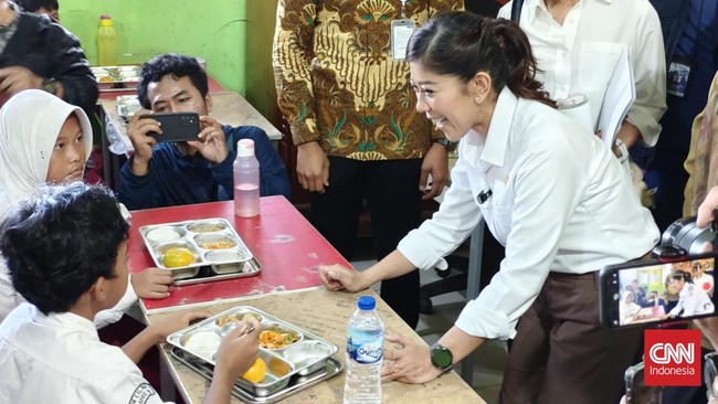 Menteri Komunikasi dan Digital (Menkomdigi) melakukan tinjauan distribusi makanan bergizi gratis (MBG) di sejumlah Sekolah Dasar di Depok, Senin (6/1).