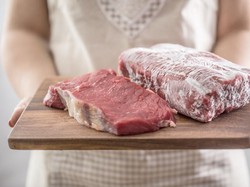 4 Cara Tepat dan Aman Melumerkan Makanan Beku