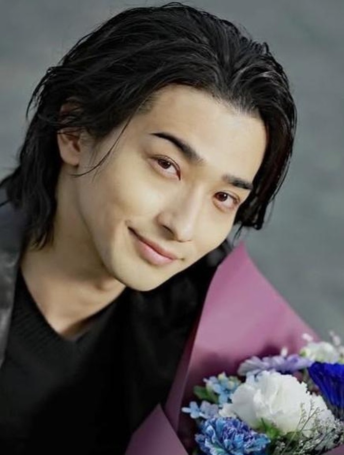 Namanya mulai dikenal sejak bermain dalam drama komedi romantis 'A Story to Read when You First Fall in Love' sebagai tokoh pria berambut pink./ foto: instagram.com/ryuseiyokohama_official