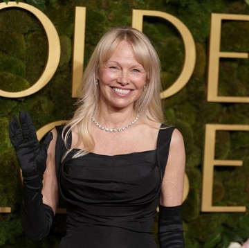 Pamela Anderson Pancarkan Pesona Alami Tanpa Makeup di Golden Globes 2025