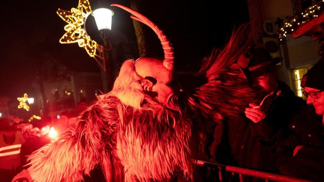 FOTO: Festival Kostum Seram untuk Usir 'Setan Musim Dingin' di Austria