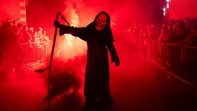 FOTO: Festival Kostum Seram untuk Usir 'Setan Musim Dingin' di Austria
