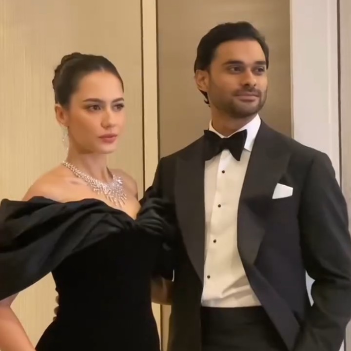 <p>Dalam acara ini, Pevita dan Mirzan Meer terlihat sangat serasi mengenakan pakaian bernuansa hitam. Pevita tampil anggun mengenakan <em>dress</em> hitam <em>off-shoulder</em> yang dipadukan dengan kalung berlian cantik. Sementara itu, sang suami terlihat memakai setelan jas hitam yang dipadukan dengan kemeja putih dan dasi pita. (Foto: Instagram @pevpearce)</p>