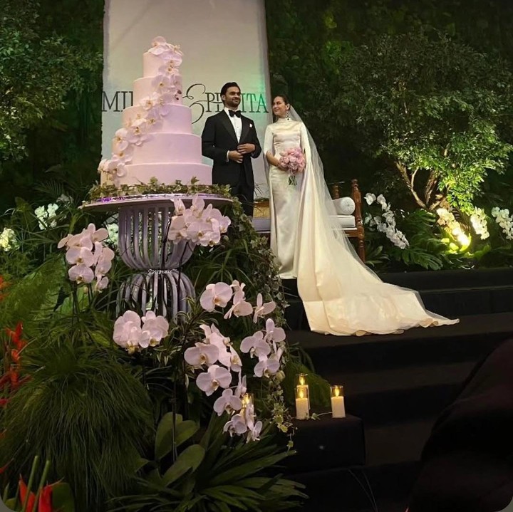 <p>Artis Pevita Pearce resmi menikah dengan seorang pengusaha asal Malaysia bernama Mirzan Meer pada Minggu (20/10/2024). Di awal tahun 2025 atau sekitar dua bulan menikah, pasangan ini kembali menggelar resepsi pernikahan, Bunda. (Foto: Instagram @pevpearce)</p>