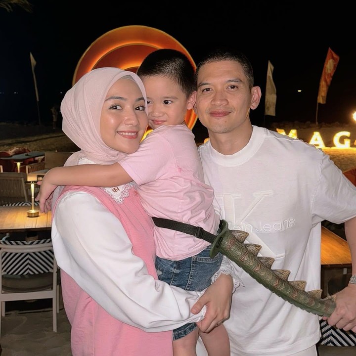 <p>Putra tampan Citra Kirana dan Rezky Adhitya, Keene Atharrazka Adhitya, kini sudah genap berusia empat tahun. Di usianya ini, Athar terlihat semakin menggemaskan. (Foto: Instagram: @citraciki)</p>