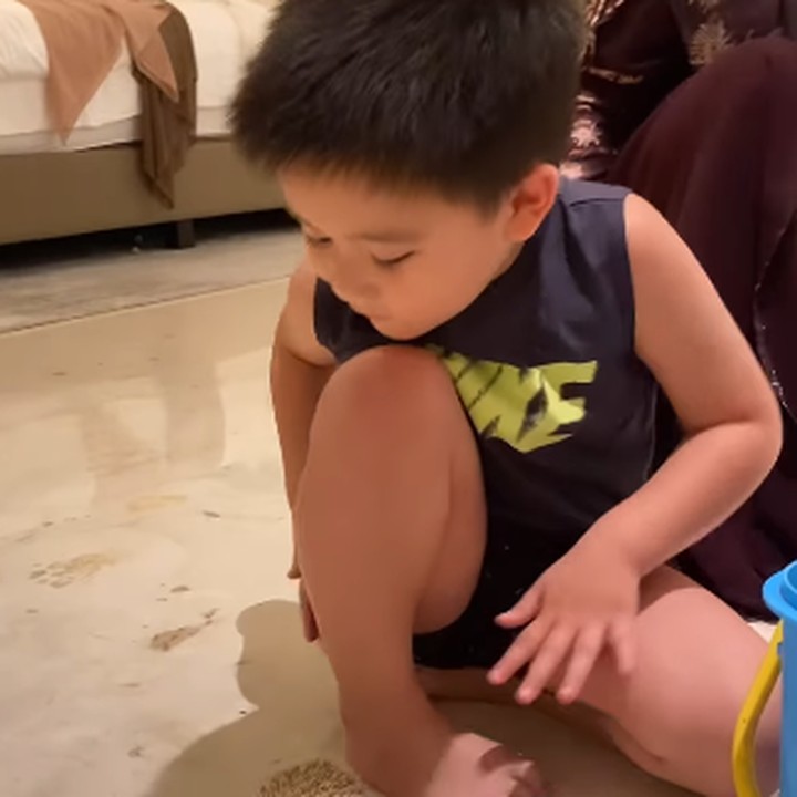 <p>Sosok Athar juga kerap menarik perhatian netizen karena ia gemar bermain dengan hewan, Bunda. Diketahui, Athar juga memiliki peliharaan yang jarang diminati anak-anak, misalnya saja seperti landak. (Foto: Instagram: @citraciki)</p>