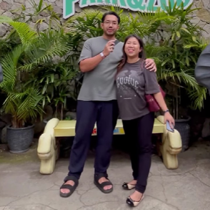 <p>Selama liburan Kiky Saputri tampil casual, memadukan atasan kaos lengan pendek dengan celana panjang hitam. Ia memakai flat shoes dan menyempurnakan penampilannya dengan membawa tas berwarna merah hati. (Foto: @lembang_parkzoo).</p>