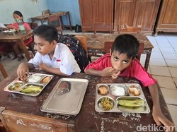 Tanpa Sendok, Siswa di Kupang Lahap Santap Menu Makan Bergizi Gratis