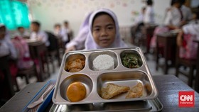 FOTO: Makan Bergizi Gratis Serentak di Sekolah Jakarta