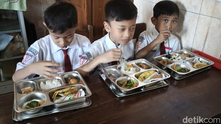 Siswa SDN 02 Malangjiwan, Kecamatan Colomadu, Kabupaten Karanganyar saat santap makan bergizi gratis, Senin (6/1/2024).