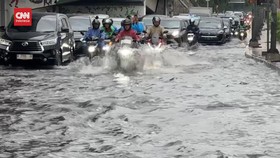 VIDEO: Terjang Banjir, Sejumlah Sepeda Motor Mogok
