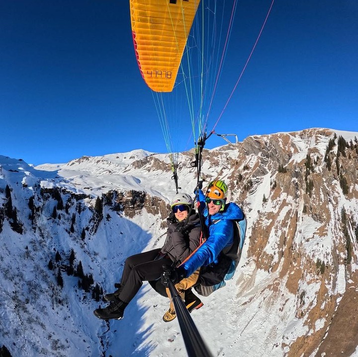 <p>Pada kesempatan ini, Tya tidak hanya ingin menghabiskan waktu dengan bermain salju. Ia pun memutuskan untuk mencoba terbang dengan paragliding bersama putra sulungnya, Kanaka. (Foto: Instagram: @tya_ariestya)</p>