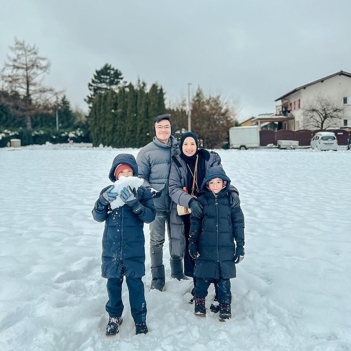 <p>Tya Ariestya tengah menikmati liburan akhir tahun bersama keluarga ke Swiss. Tya berlibur bersama sang suami, Irfan Ratinggang, dan kedua putranya Kanaka dan Kalundra. (Foto: Instagram: @tya_ariestya)</p>