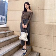Get The Look: Inspirasi Outfit Off-Shoulder yang Casual ala Tzuyu TWICE