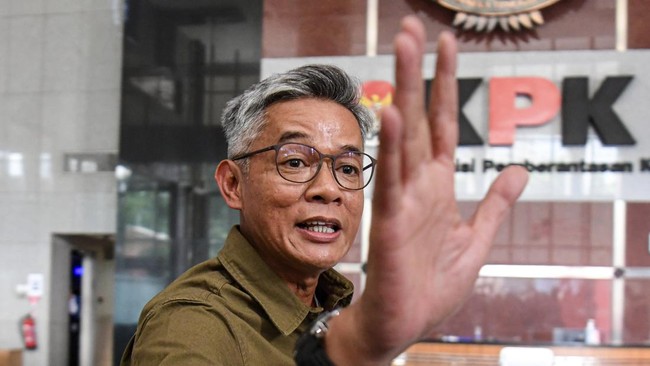 Eks komisioner KPU Wahyu Setiawan menyampaikan keterangan berbeda antara di BAP dengan di persidangan mengenai sumber uang dari Hasto Kristiyanto.