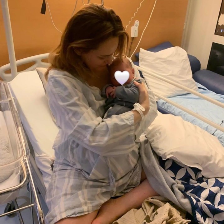 <p>Momen itu diketahui melalui beberapa potret yang diunggah oleh Ario di akun Instagram pribadinya. Pada unggahan tersebut, Ario memperlihatkan sang istri yang tengah memeluk anak keduanya setelah melahirkan. (Foto: Instagram@bayu_ario)</p>