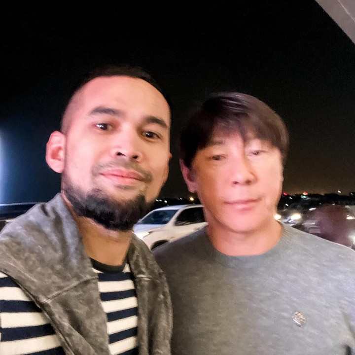 <p>Aktor Teuku Wisnu juga tak mau ketinggalan mengucapkan salam perpisahan dengan Shin Tae Yong. Suami aktris Shireen Sungkar ini mengunggah foto bersama sang pelatih dan menuliskan ucapan terima kasihnya. "Terima kasih coach sudah berjuang bersama kami sampai sejauh ini," ujar Teuku Wisnu. (Foto: Instagram @teukuwisnu)</p>