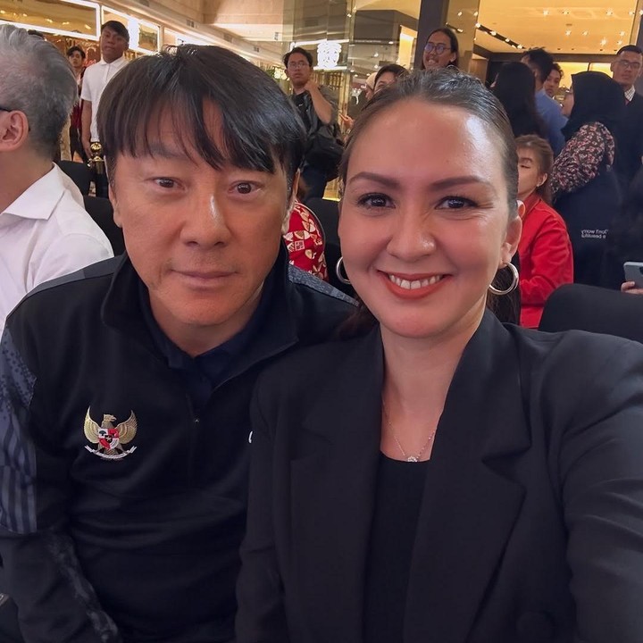 <p>Presenter Donna Agnesia menuliskan ucapan terima kasihnya untuk Shin Tae Yong karena sudah berhasil mencetak beberapa sejarah bersama Timnas Indonesia. Bunda tiga anak ini memang diketahui sangat menyukai sepakbola. Bahkan, salah satu putranya sempat masuk seleksi Timnas U-16. "Terima kasih sudah memberikan harapan pada kami bahwa pasukan Garuda bisa bicara lebih dengan semua pencapaian yang ada dan sedang dijalani. Terima kasih coach STY sudah membawa sejarah & benchmark baru bagi timnas Indonesia." (Foto: Instagram @dagnesia)</p>