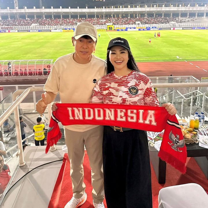 <p>Penyanyi dangdut Fitri Carlina juga mengunggah foto bersama Shin Tae Yong. Fitri diketahui sering menonton pertandingan Timnas Indonesia saat bertanding di luar negeri. "Terima Kasih Banyak Atas Semua Perjuangan, Sejarah2 dan Prestasi yang Engkau Torehkan bersama Timnas Indonesia 🇮🇩 selama 5 Tahun ini dan Sudah Berbagi Kenangan Indah juga Membanggakan bersama Kami. Tentunya Kami Semua Tidak Akan Pernah Melupakan Moment2 Ketika Bersama mu. Terima Kasih Banyak juga atas Do’anya untuk INDONESIA Agar Bisa Lolos PIALA DUNIA," tulisnya. (Foto: Instagram @fitricarlina)</p>