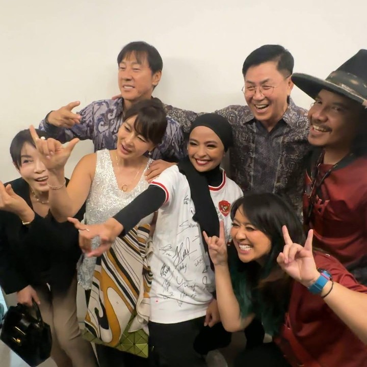 <p>Vokalis band Kotak, Tantri, menjadi salah satu figur publik yang mengunggah foto bersama Shin Tae Yong setelah sang pelatih resmi dipecat sebagai pelatih Tim Nasional Sepakbola Indonesia. Tantri mengucapkan terima kasih sekaligus mengenang pertemuannya dengan sang pelatih. "Coach terimakasih sudah membawa Timnas Indonesia sejauh ini, sampai kemarin hadir di Konser 2 Dekade Kotak dan membawakan hadiah yang luar biasa. Jersey STY di ttd seluruh pemain Timnas. Ga kebayang bakalan sepatah hati ini. Kamsahamida Coach @shintaeyong7777," (Foto: Instagram @tantrisyalindri)</p>