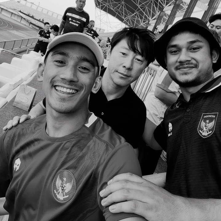 <p>Figur publik terakhir yang mengunggah foto bersama Shin Tae Yong adalah aktor Daffa Wardhana. Putra aktris Marini Zumarnis ini mengucapkan terima kasih untuk Shin Tae Yong karena sudah berhasil memberikan yang terbaik bagi sepakbola Tanah Air selama lima tahun menjadi pelatih. "Terimakasih @shintaeyong7777 sudah membangun & mengembangkitkan sepakbola Indonesia," ungkapnya. (Foto: Instagram @daffawardhana)</p>