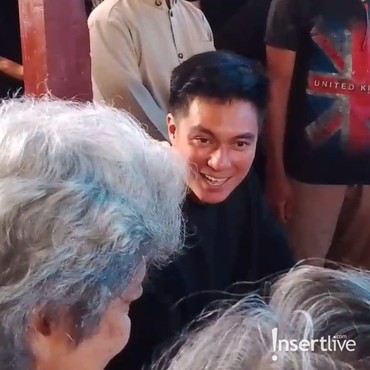 Senyum Tegar Baim Wong Iringi Prosesi Pemakaman Sang Ayah