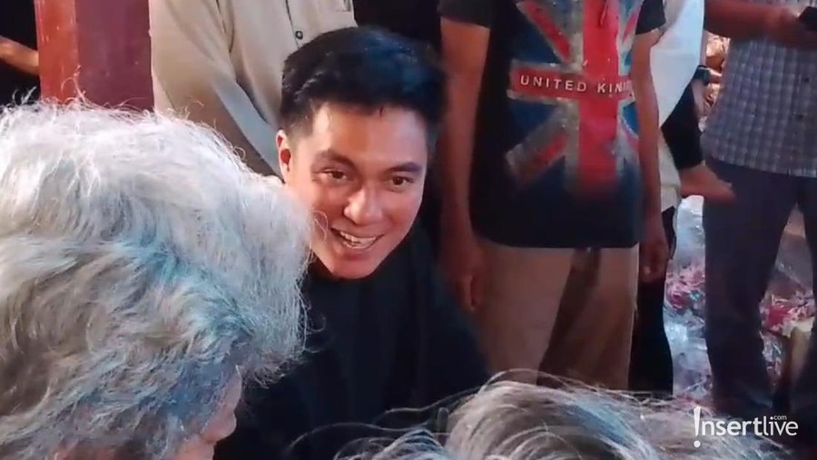 Baim Wong di pemakaman sang ayah