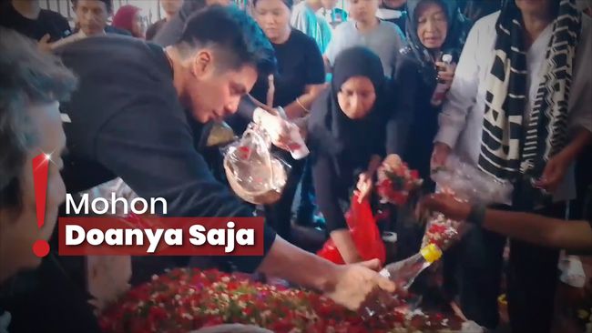 Tabur Bunga, Baim Wong Tegar-Tersenyum Kecil di Pemakaman Ayah