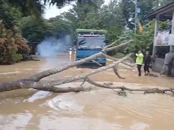 Pesisir Selatan Sumbar Banjir, Jalan Lintas Barat Sumatera Buka Tutup