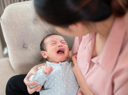 Bila Bayi Baru Lahir Rewel Terus saat Menyusui, Normalkah?