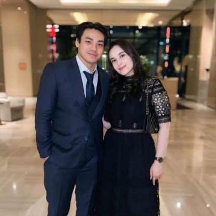 <p>Perempuan 29 tahun ini juga mengabadikan foto bersama sang suami. Chelsea terlihat mengenakan<em> dress</em> berwarna hitam, sedangkan Rob Clinton memakai setelan jas berwarna biru dongker. (Foto: Instagram@chelseaislan)</p>